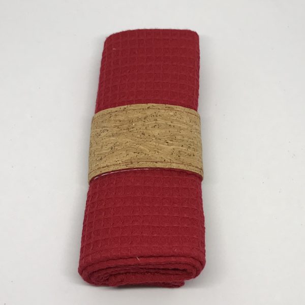 Serviette et rond de serviette rouge liège